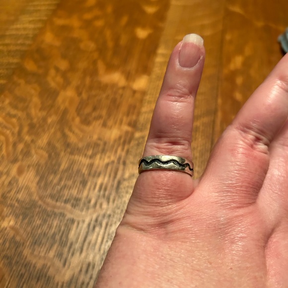 Sterling Silver Ring with Black Wave Design - Size 8.5 - Picture 3 of 5